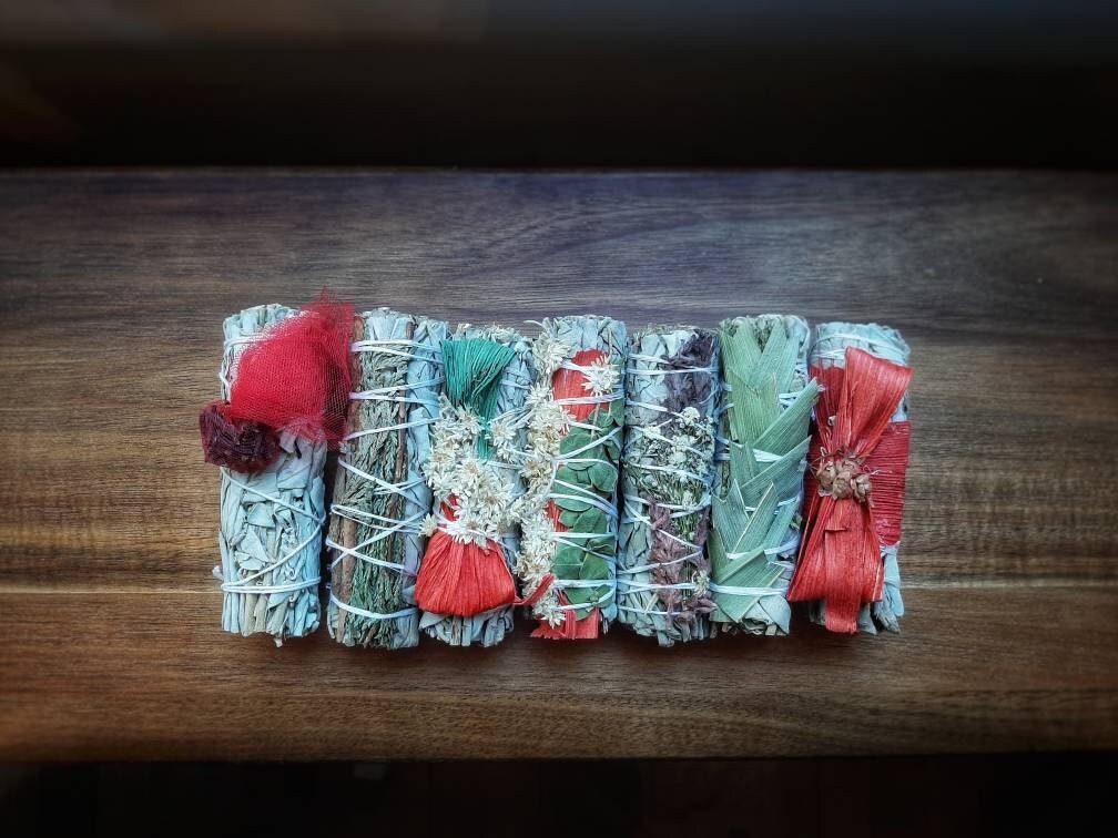 Smudge Bundles Decorated Set of 7 Smoke Cleansing Ritual House Cleanse California White Sage Natural Incense Smudging Dried Yule Altar Tools